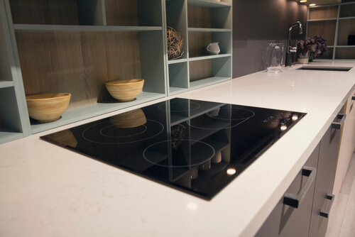 משטח הכנת ארוחה לצד כיריים חשמליות